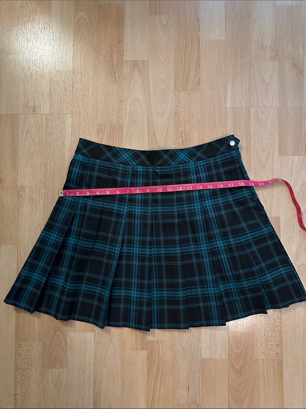 NWT H&M Divided Tartan Plaid Black & Green Pleated Skirt SZ 10 - Picture 6 of 8